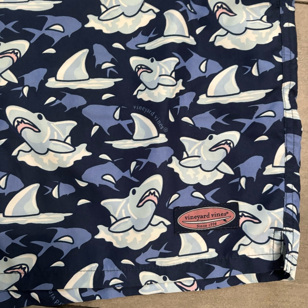 Vineyard Vines Men’s Size L 7” Swim Trunks Printed Sharks Blue Navy - Picture 2 of 10